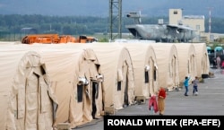 Afgani, la baza aeriană americană din Ramstein, Germania în august 2021. Baza Ramstein a fost principalul centru în operațiunea de evacuare a persoanelor din Afganistan, în urma retragerii trupelor SUA din acea țară.