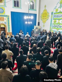 სასულიერო პირი, რომელიც ხსოვნის საღამოზე კათედრასთან ლოცულობს, რახიდ კერიმოვია, აშშ-სა და კანადისგან ექსტრემიზმის გამო დასანქცირებული ალ მუსტაფას უნივერსიტეტის ქართული ფილიალების მასწავლებელი. განათლება თავადაც ირანში აქვს მიღებული.