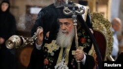 Patriarhul ortodox al Ierusalimului, Teofil al III-lea, participă la o slujbă pentru pace, la Biserica Sfântului Mormânt din orașul vechi al Ierusalimului, 22 octombrie 2023. (Reuters)