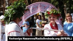 Пара під час весільного обряду з рушником