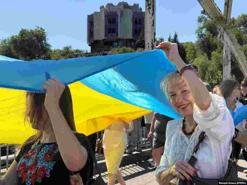 На підтримку учасників ходи їм сигналили водії автомобілів
