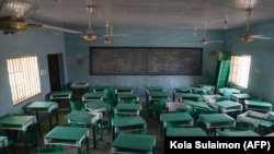 Jedan od pustih razreda u srednjoj školi na severozapadu Nigerije, nakon što je oteto 300 devojčica srednjoškolskog uzrasta, februar 2021. godine
