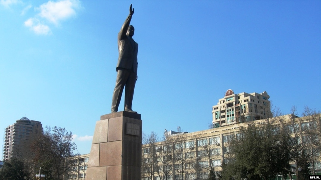 Heydər Əliyevin Bakıdakı abidəsi