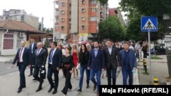 Zyrtarët e Listës Serbe, së bashku me Goran Rakiqit duke shkuar së bashku në qendra të votimit. 21 qershor, 2020.
