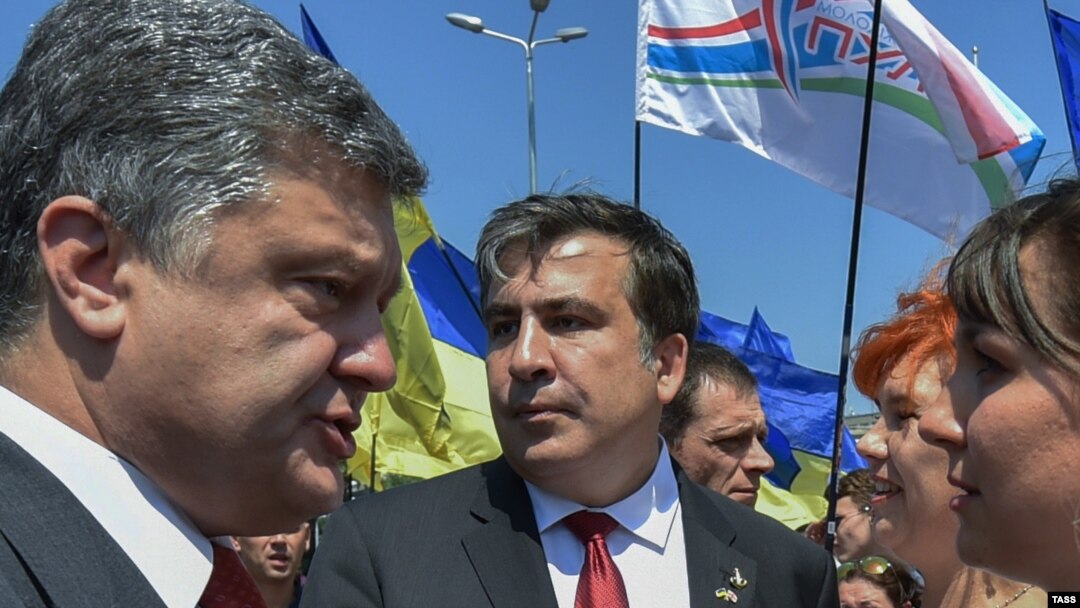 Ukrainian President Petro Poroshenko (left) and Odesa Governor Mikheil Saakashvili meet with local Odesa residents in July 2015.