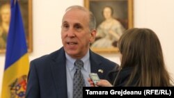 Ambasadorul SUA, James Pettit