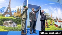 پترو پروشینکو رئیس جمهور اوکراین با همتای سلواکی‌اش 