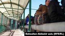 There have been long lines at the Kyrgyz-Kazakh border in recent days. 