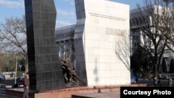 Бишкектеги Апрель окуясына арналып тургузулган эстелик