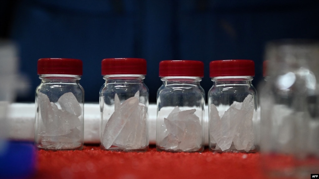 نمونه‌هایی از هسته‌های یخی که از عمق یخچال‌های پامیر برداشته شده‌اند