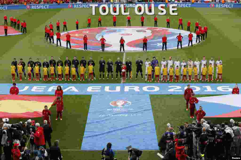 İspaniya-Çexiya görüşü başladı.Hazırda oyunun 10-cu dəqiqələri gedir. Hələlik hesab açılmayıb. Hər iki komanda hücuma meyilli oyun nümayiş elətdirir. Amma komandalardan heç birinin hələlilk real şansı olmayıb.