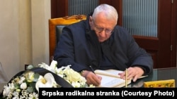 Sheshel nënshkruan librin e ngushëllimeve në Ambasadën iraniane në Beograd, më 4 mars 2026.