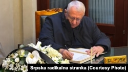 Vojislav Šešelj se upisuje u knjigu žalosti u Ambasadi Irana u Beogradu, 4. mart 2026.