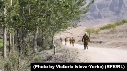 Таджикские военнослужащие близ границы с Кыргызстаном. Архивное фото.