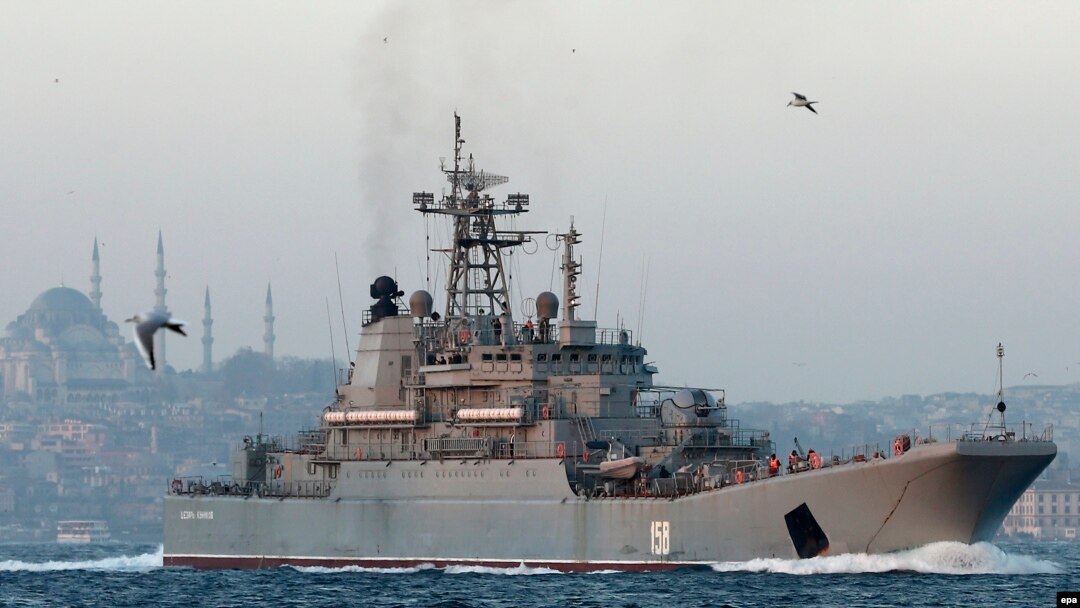 Nava de război rusă Cezar Kunikov în strâmtoarea Bosfor, la Istanbul, în decembrie 2015.