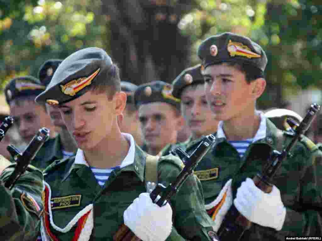 Солдаты маршируют во время парада в Цхинвали - 20 сентября в Цхинвали прошел военный парад, посвященный празднованию Дня независимости самопровозглашенной республики Южная Осетия.