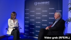 Ish-ambasadori amerikan në Serbi, Christopher Hill, gjatë intervistës për Radion Evropa e Lirë.