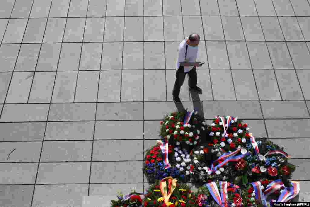 Florile depuse la monumentul Národní památník na Vítkově.