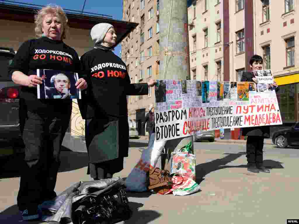 Сторонникам Ходорковского разрешили провести пикет численностью не больше 5 человек в 500 метрах от здания суда