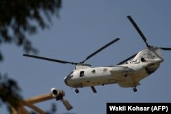 Последние американские военные вертолеты покидают Кабул. 1 июля 2021 года