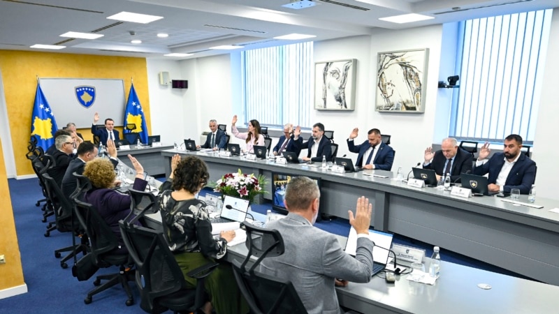 Ameriška gospodarska zbornica v Kosovu izraža zaskrbljenost zaradi vladnega proračuna v odstopu