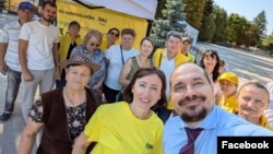 Ministrul Muncii și Protecției Sociale, Alexei Buzu, participând la o întâlnire cu alegătorii în satul Pelinia, raionul Drochia, pe 7 septembrie, fiind în concediu neplătit.