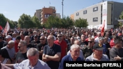 Mijëra njerëz mblidhen në qendër të Prishtinës për ta kundërshtuar dënimin me burgim të ish-krerëve të UÇK-së nga Gjykata Speciale e Kosovës në Hagë.