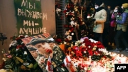 Возложение цветов у стихийного мемориала на минской «площади Перемен». Минск, 13 ноября 2020 года.