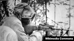 Финский солдат с пулемётом Lahti‑Saloranta M‑26