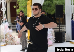 Адам Кадиров на своєму весіллі із золотим пістолетом і в годиннику, оригінал якого коштує сім мільйонів доларів