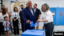 گادی آیزنکوت، رقیب اصلی نتانیاهو هنگام رأی دادن