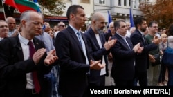  Кметът на Благоевград Методи Байкушев, кметът на София Васил Терзиев, краткотрайният кмет на Варна Павел Попов, ръководителят на Политическа партия Асен Василев и някогашният съпредседател на Политическа партия Кирил Петков на демонстрацията в отбрана на Коцев, 12 септември 2025 година 