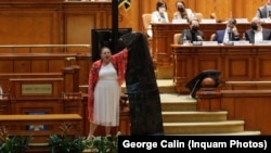 Senatoarea Diana Sosoaca flutură în Parlament un sac negru în care ar trebui băgați „criminalii” din timpul pandemiei, în frunte cu fostul premier Florin Cîțu și ministrul Sănătății, Vlad Voiculescu, apoi aruncați la groapa comună.
