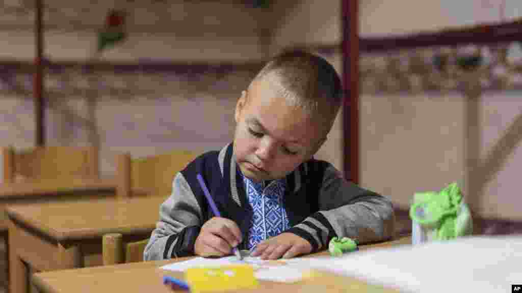 Mivel már negyedik tanévet kezdik meg a diákok az átmeneti megoldásnak szánt pincében, ezért a nyirkos és sötét alagsort felújították, a helyiségek szellőztetést, villanyvezetéket és új padlóburkolatot kaptak 