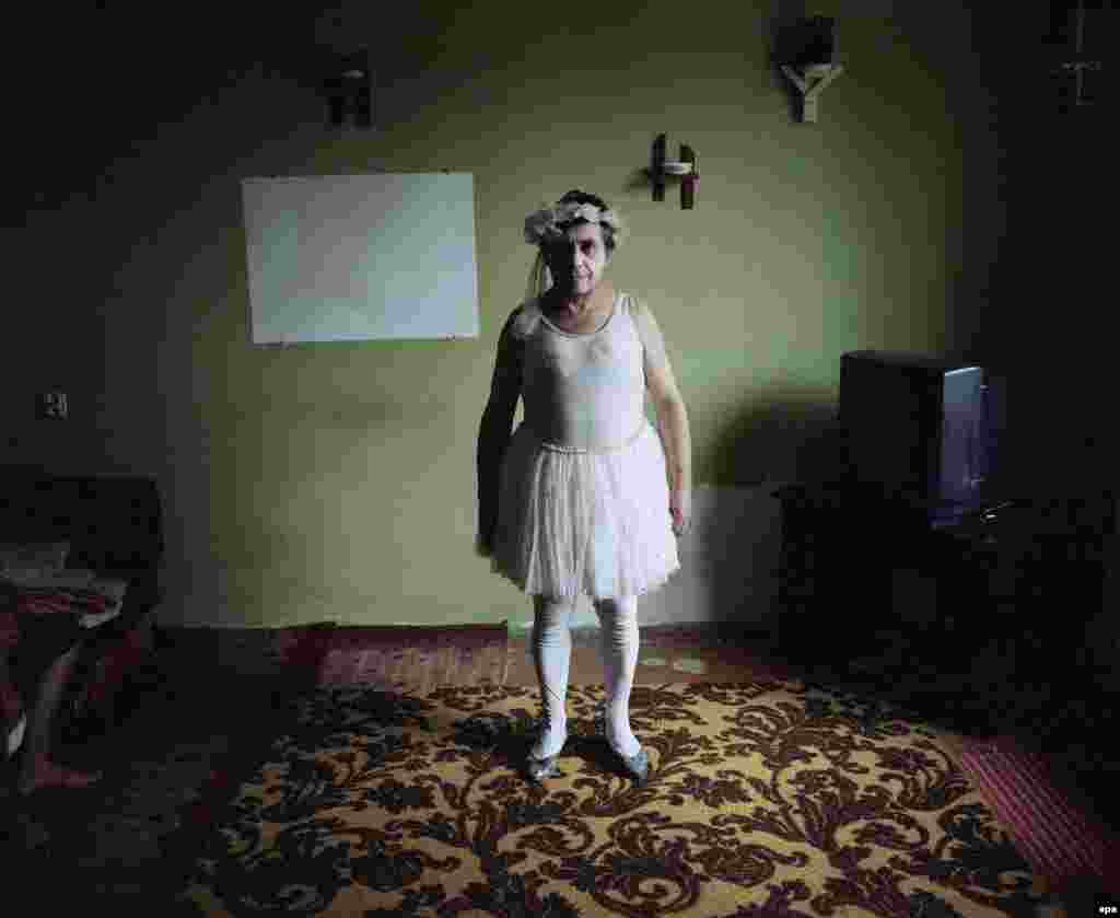 Артист цирка на пенсии. Первая премия в категории "Искусство и развлечение" (серия фотографий). Фотограф Рафал Милач, Польша, Anzenberger Agency