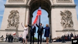 Presidenti amerikan, Joe Biden me presidentin francez, Emmanuel Macron dhe zonjat e para. Paris, 8 qershor.