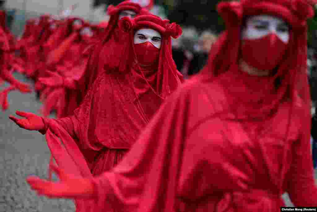 Brigada Rebelă Roșie protestează la Berlin împotriva schimbărilor climatice.&nbsp;