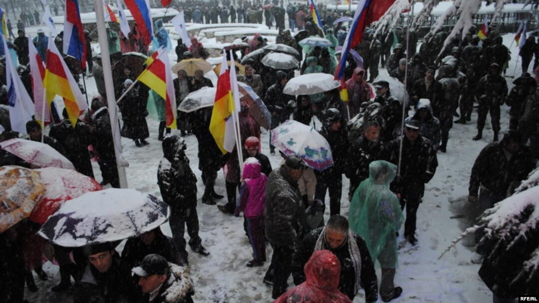 Первый отклик в республике – пикет в знак протеста против общения осетин с Патриархом у здания Югоосетинского университета