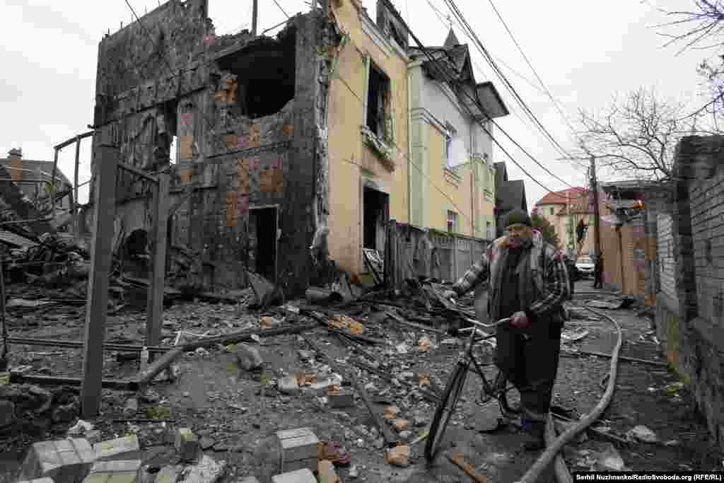 Зруйнований приватний будинок у Дарницькому районі Києва