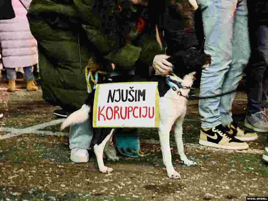 Detalj sa protesta na trgu Slavija u Beogradu, 22. decembra.&nbsp;