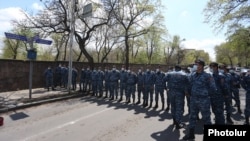 Armenia -- Riot police block a sreet adjacent to the parliament building in Yerevan during Prime Minister Nikol Pashinian's speech in the National Assembly, April 14, 2021.