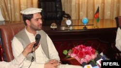 دننګرهار دولايتي شورا رئيس نصرت الله ارسلا دحاجي دين محمد زوى کله چې ګل اغا شېرزي پر خلاف له خبريالانو سره غږېږي