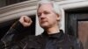Julian Assange na balkonu ambasade Ekvadora u maju 2017. godine