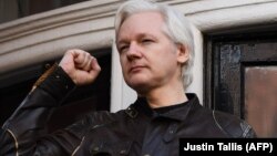 Julian Assange na balkonu ambasade Ekvadora u maju 2017. godine