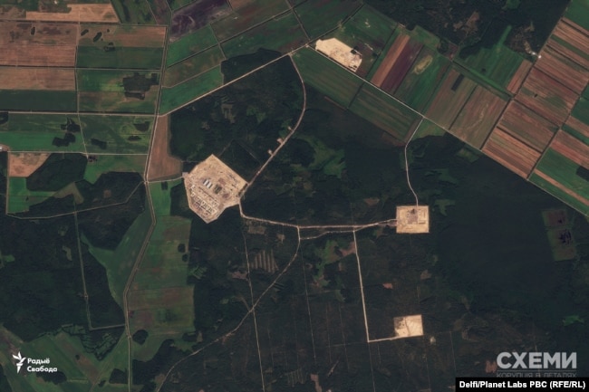 Imazhet satelitore të siguruara nga Planet Labs të 13 gushtit tregojnë katër qendra ku po ndërtohet në Paulauka të Bjellorusisë. Të gjitha objektet janë të lidhura me rrugë.