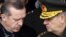Төркия премьер-министры Рәҗәп Тайип Эрдоган (с) һәм элекке генераль штаб башлыгы Илкәр Башбуг, Әнкара, 28 февраль 2010 