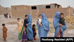 Женщины с детьми вынужденно покидают дома из-за столкновний между талибами и регулярной армией Афганистана. Герат, 8 июля 2021 года