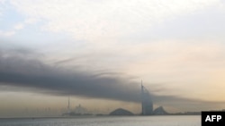 Un nor dens de fum deasupra Dubaiului.