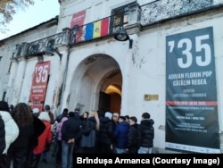 Tineri la intrarea în expoziția dedicată celor 35 de ani de la Revoluția din Timișoara