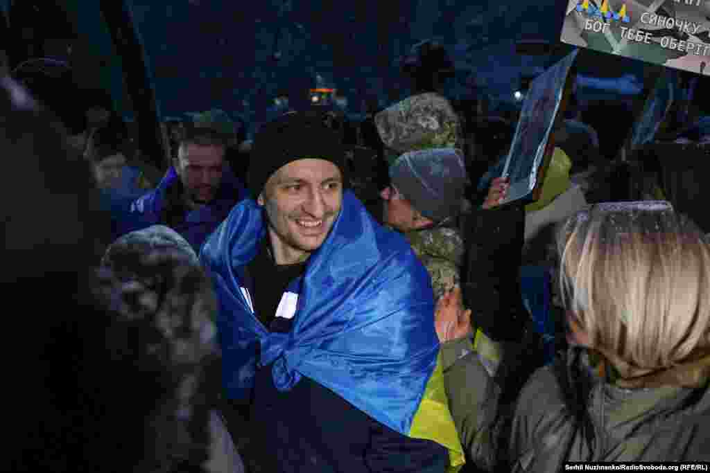 Люди зустрічають звільнених з російського полону українських захисників